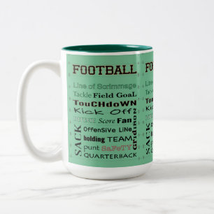 Taza Bicolor Tipografía de FOOTBALL en el campo de fútbol café