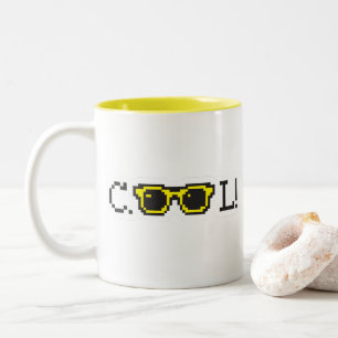 Taza Bicolor Tipografía de gafas de sol Cool Pixel – Retro Y2K