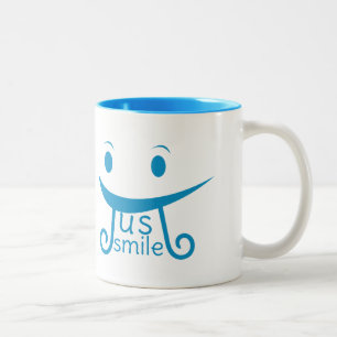 Taza Bicolor Tipografía divertida solo sonríe