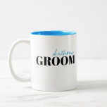 Taza Bicolor Tipografía moderna Groom Mug simple personalizado<br><div class="desc">Elegante diseño moderno de tipografía minimalista y diseño de nombres en negro y azul,  simple y único. Grandes regalos de novio y regalos recién casados de pareja. Vea la coincidencia de tazas de novia en la colección. Personalizar la taza y el color del texto con tu elección.</div>