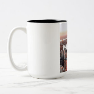Taza Bicolor Tipografía Vista Aérea del Horizonte de Filadelfia