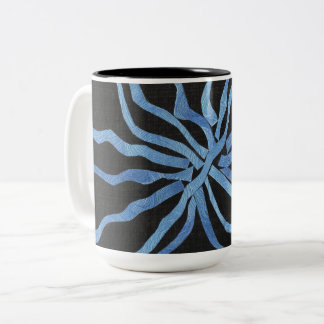 Taza Bicolor Tiras Azules Entrelazadas Contra Negro