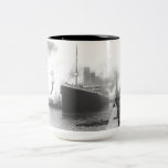 Taza Bicolor Titanic en los muelles de Southampton<br><div class="desc">Foto vintage y rara del Titanic en los muelles de Southampton. Grandes posters titánicos,  titanicos estampados de tela y otros regalos titánicos únicos para los aficionados a este famoso barco.</div>