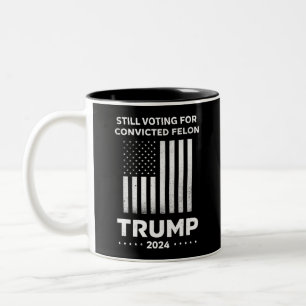 Taza Bicolor Todavía votando por Felon Trump, condenado en 2024