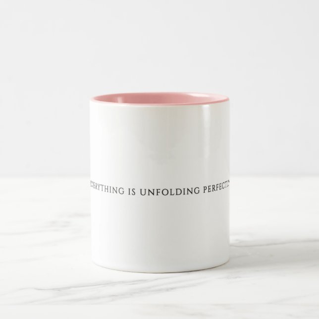 Taza Bicolor Todo se está desarrollando perfectamente - (Centro)