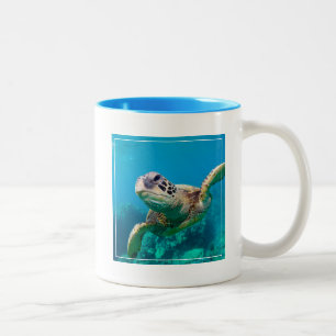Taza Bicolor Tortuga de mar verde que nada sobre el arrecife de
