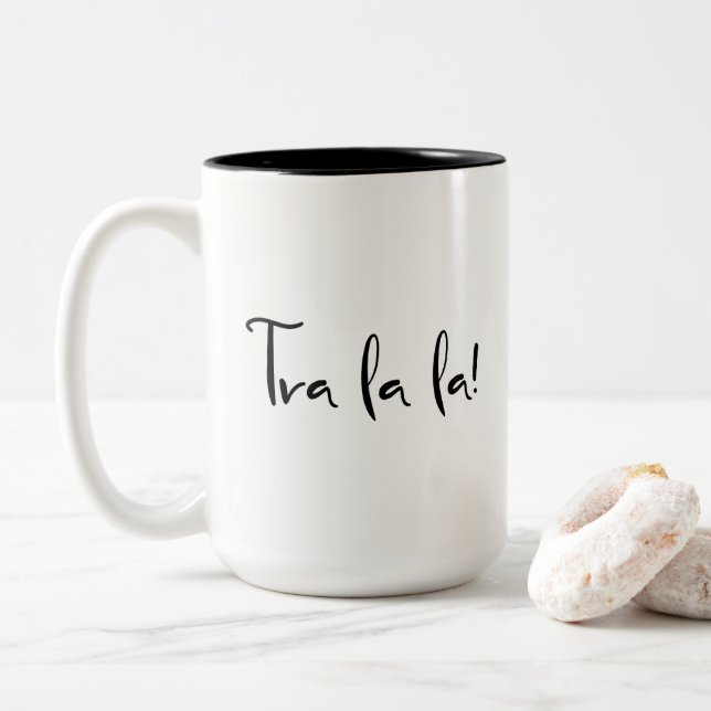 Taza Bicolor "¡Tra la la!" Tipografía: fuente caligráfica de Bo (Con donut)