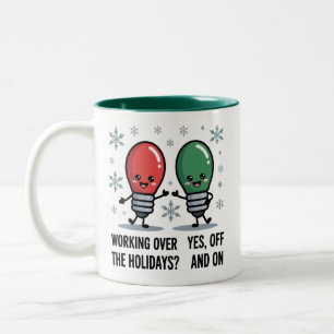Taza Bicolor Trabajando durante las fiestas de Navidad Chiste d