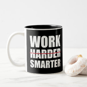 Taza Bicolor Trabajar con más inteligencia, no con una motivaci