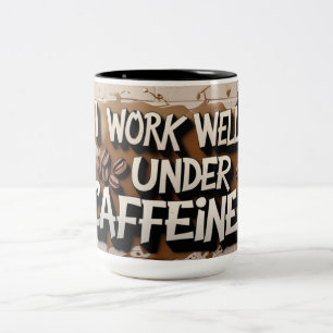 Taza Bicolor "Trabajo Bien Bajo Cafeína - Café Mug"