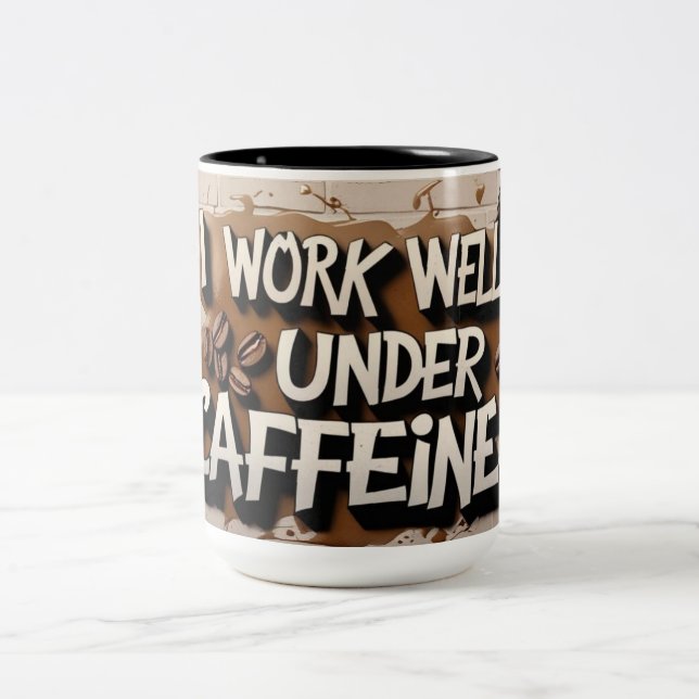 Taza Bicolor "Trabajo Bien Bajo Cafeína - Café Mug" (Centro)