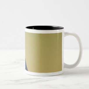 Taza Bicolor Trago en una repisa de madera
