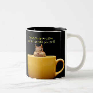 Taza Bicolor Tráigame más café…