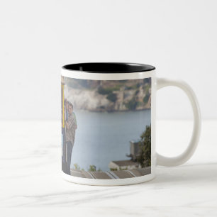 Taza Bicolor Tranvía sube por Hyde Street en San