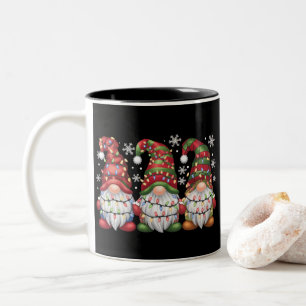 Taza Bicolor Tres Gnomos de cuadros de Búfalo Rojo de Navidad