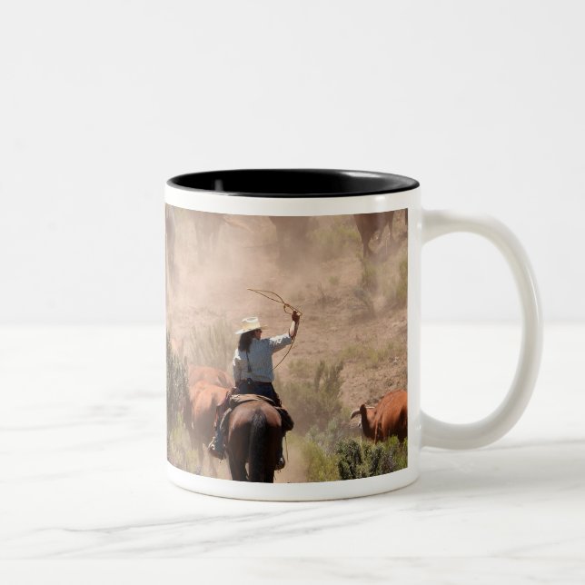Taza Bicolor Tres vaqueros y vaqueras arreando ganado (Derecha)