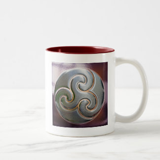 Taza Bicolor triskele grabado en relieve de la ronda céltica