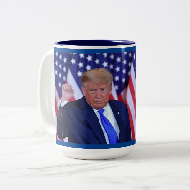 Taza Bicolor Trump 2024 recupere a Estados Unidos (Anverso izquierdo)