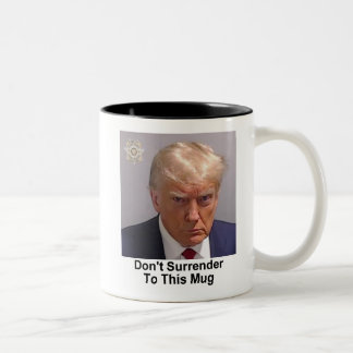 Taza Bicolor Trump Mug "No te rindas a esta bruja"