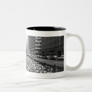 Taza Bicolor Tulipanes en el centro de la calle de la ciudad