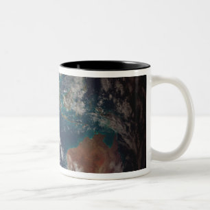 Taza Bicolor Un a la vista de la tierra que muestra datos