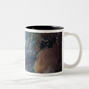 Taza Bicolor Un a la vista de la tierra que muestra los datos