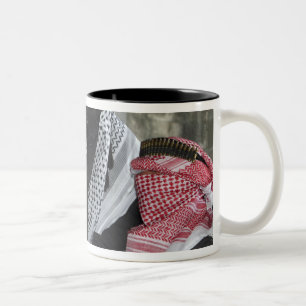 Taza Bicolor Un agresor enemigo de la actuación de papeles arm