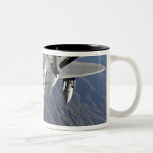 Taza Bicolor Un águila F-15 de la Fuerza Aérea de Estados Unido