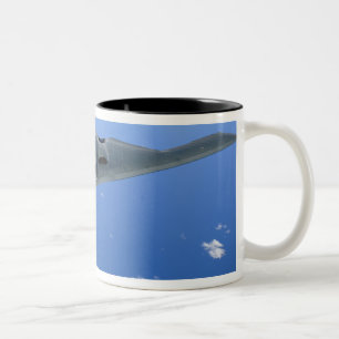 Taza Bicolor Un alcohol B-2 se eleva a través del cielo