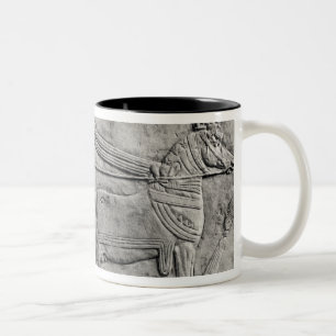 Taza Bicolor Un alivio que representa al ejército asirio en