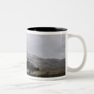 Taza Bicolor Un Apache AH-64A despegando
