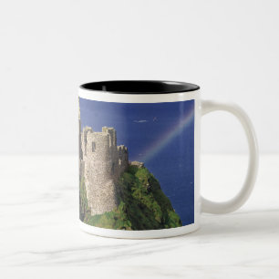 Taza Bicolor Un arco iris golpea el castillo medieval de Dunluc