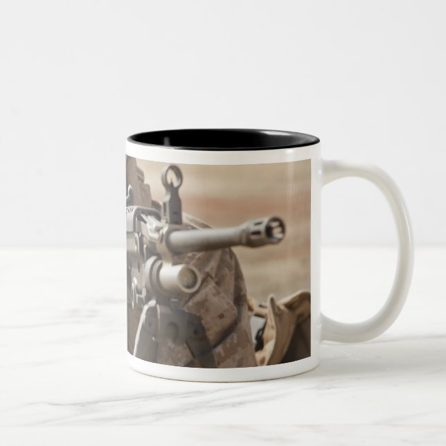 Taza Bicolor Un arma automática de escuadrón proporciona securi (Derecha)