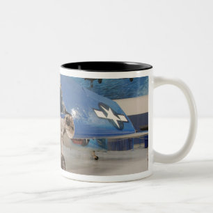 Taza Bicolor Un avión de combate F-6F Hellcat de la Segunda Gue