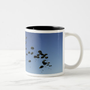 Taza Bicolor Un C-17 Globemaster III 2 de la fuerza aérea de