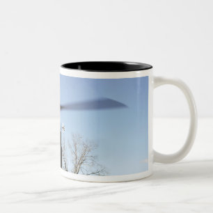 Taza Bicolor Un CV-22 Osprey se prepara para despegar