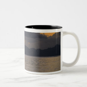 Taza Bicolor Un equipo de canoas con estabilizador practica fre