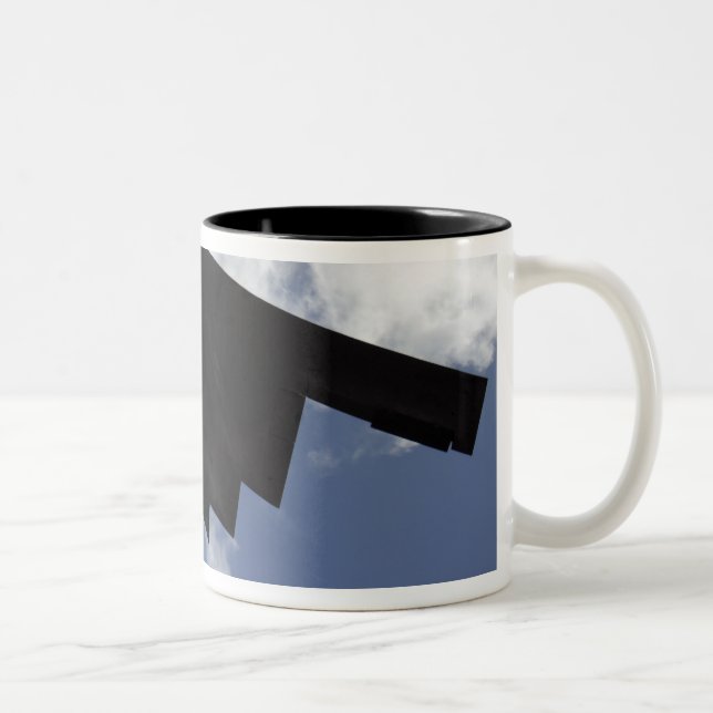 Taza Bicolor Un espíritu B-2 en vuelo (Derecha)