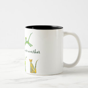 Taza Bicolor Un gato apenas lleva a otro