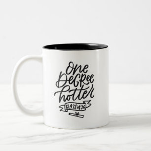 Taza Bicolor Un grado más caliente 2026 letra a mano