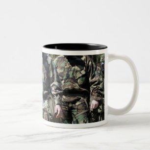 Taza Bicolor Un grupo de participantes solares del desafío
