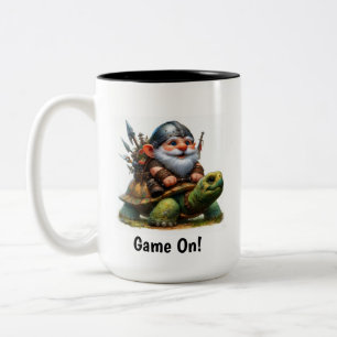 Taza Bicolor Un guerrero de Gnome posando con su tortuga