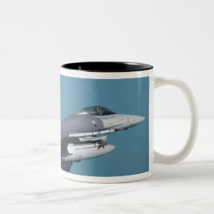 Taza Bicolor Un halcón que lucha F-16 en vuelo