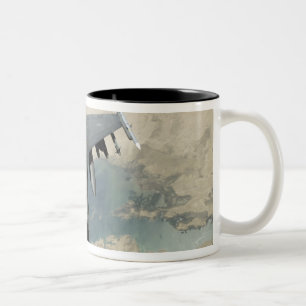 Taza Bicolor Un halcón que lucha F-16 reaprovisiona de