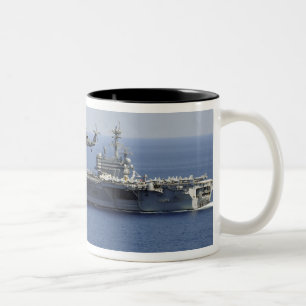 Taza Bicolor Un helicóptero de MH-60S Seahawk