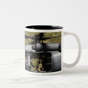 Taza Bicolor Un HH-60 pavimenta el halcón vuela sobre el