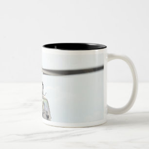 Taza Bicolor Un HH-60 pavimenta el helicóptero del halcón