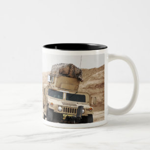 Taza Bicolor Un Humvee conduce seguridad