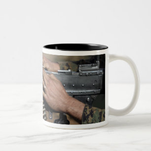 Taza Bicolor Un infante de marina carga la mañana -