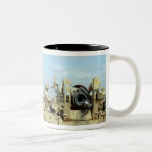 Taza Bicolor Un infante de marina de los E.E.U.U. prepara